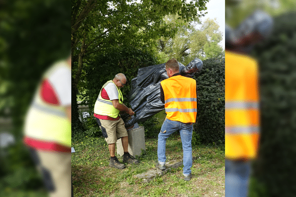 Les employés municipaux ont déboulonné la statue de l'abbé Pierre ce mardi 17 septembre.