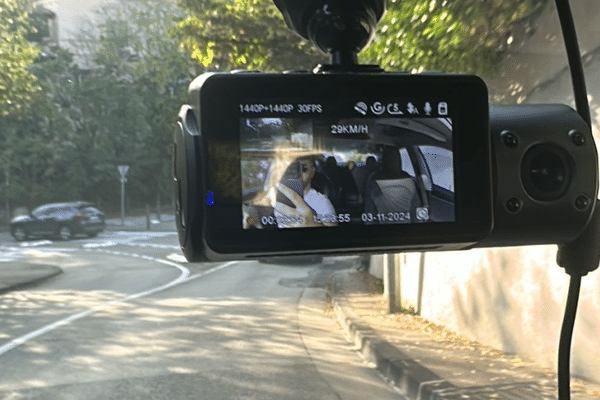 L'union des chauffeurs VTC marseillais invite les professionnels à s'équiper de "dashcam", des dispositifs qui permettent de filmer ce qui se passe dans leur véhicule durant une course.