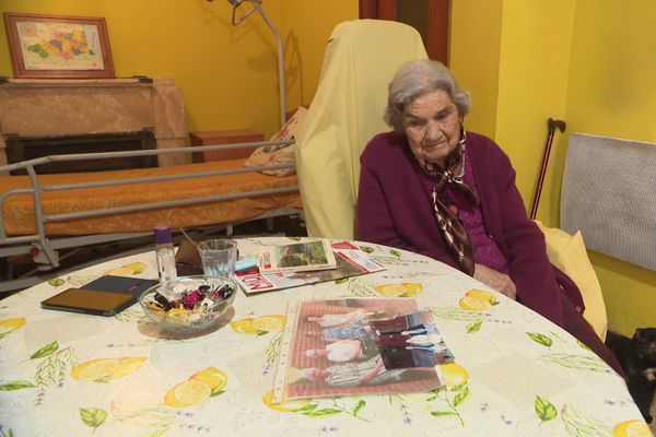 Depuis le confinement, Lucienne Macabiès, 91ans,  ne peut plus aller sur le banc rejoindre les autres "sénatrices" de Fourques, pour refaire le monde et parler du temps qui passe. Elle regarde la photo de ce temps révolu avec nostalgie.