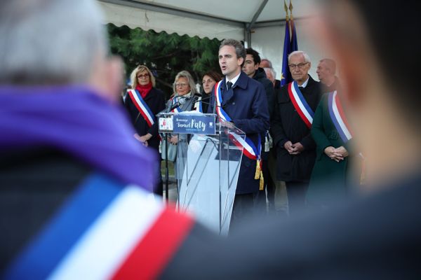 Laurent Brosse, le maire LR de Conflans-Sainte-Honorine lors d'un hommage à Samuel Paty.