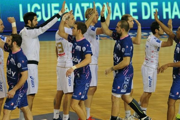 Les joueurs de Cesson et Montpellier se saluent en début de match