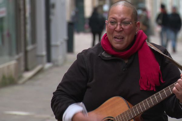 Aminta Séne chante dans les rues de Poitiers depuis près de 10 ans.