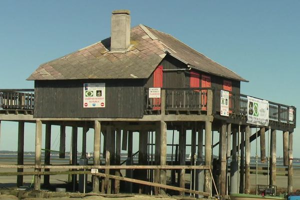 La cabane tchanquée aux volets rouges est en travaux