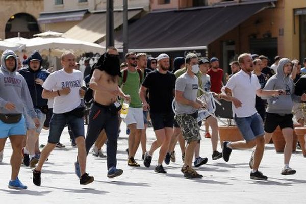 Des "supporters" russes autour du Vieux-Port le 11 juin à Marseille.