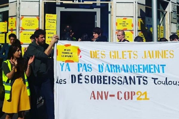 Les militants du DAL 31 devant l'agence Vinci du centre ville de Toulouse. 