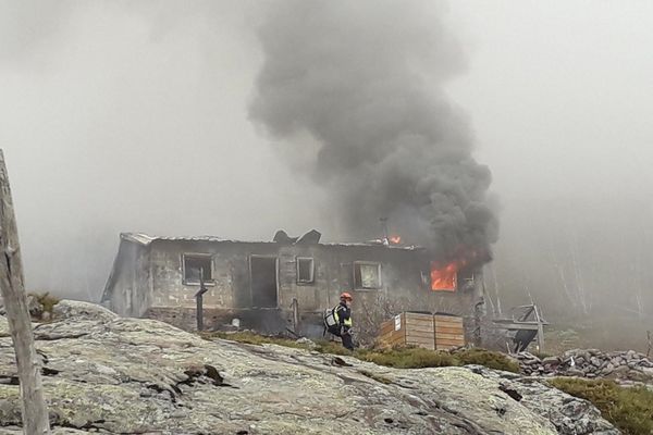 les pompiers n'avaient pu intervenir pour éteindre le feu, en raison de la situation géographique du refuge, et des nombreuses bouteilles de gaz entreposées pour la saison