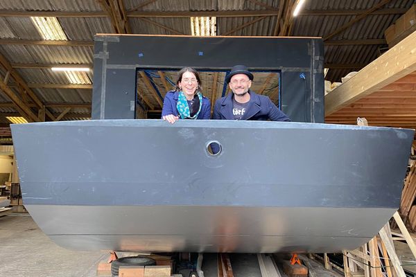 Le bateau de Laura Mercier et Pierre Navarra est encore en travaux à Landeleau (29)