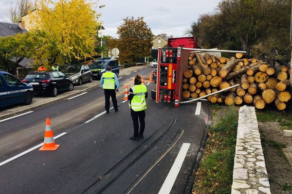 Le chargement du camion a écrasé une voiture à l'intérieur de laquelle il y avait un enfant