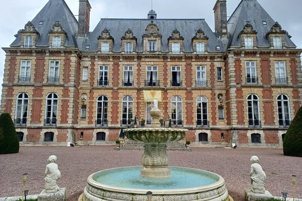 Le Chateau de la Ferté-Fresnel (Orne) accueille le public et organise des évènements durant l'été.