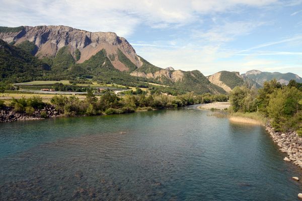 La rivière Durance, la plus aménagée de France, est un cours d'eau essentiel à la région Paca.