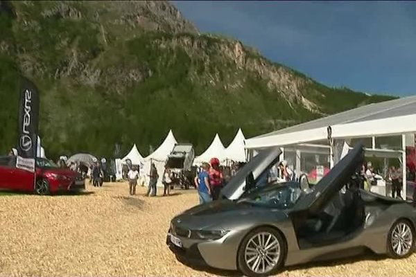 Les derniers modèles de véhicules électriques font partie de l'exposition.