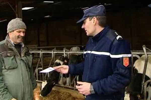 Les gendarmes rencontrent les agriculteurs et leur distribuent quelques conseils pour mieux protéger leurs fermes.