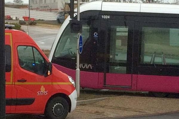 Un tramway a déraillé lors d’une collision avec un camion dans le quartier du parc Valmy à Dijon jeudi 3 mars 2016.