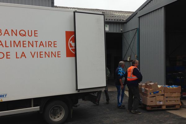 Des bénévoles au travail dans les locaux de la Banque Alimentaire de Poitiers