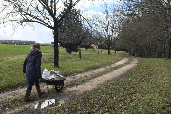 Anne-Marie Bouvet-Gauthier sur le chemin qui mène à sa propriété