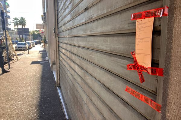 Les coups de feu ont été tirés dans un établissement de restauration rapide, depuis la rue.