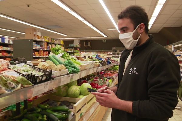 Zakaria, étudiant, analyse les prix pour faire ses courses pour tout un mois.