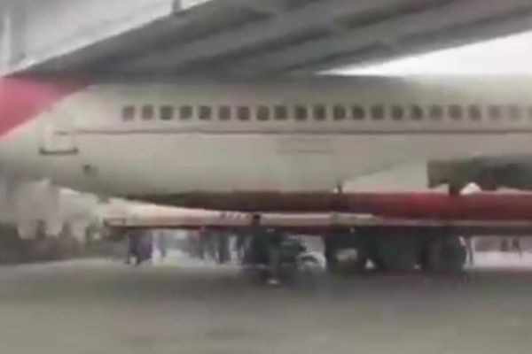 Un airbus A 320 d'Air India racheté pour être transformé en restaurant s'est retrouvé coincé sous un pont en Inde au cours de son transport.