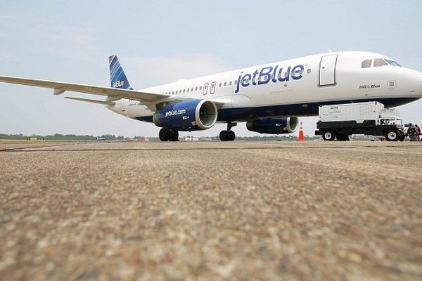 Un Airbus A320 de la compagnie Jet Blue sur une des pistes de l'aéroport de Mobile, Alabama