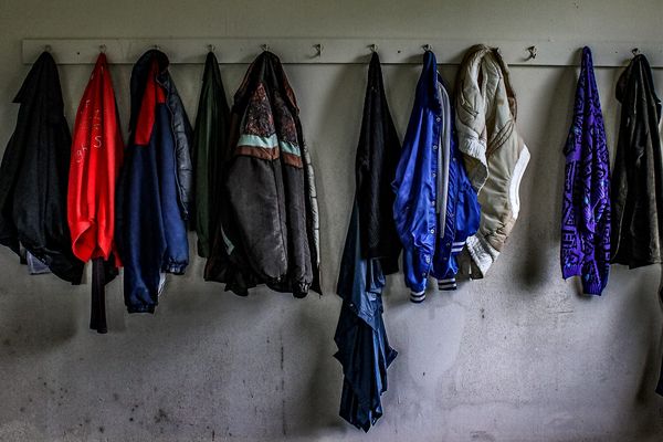 Porte-manteau dans un hôpital désaffecté