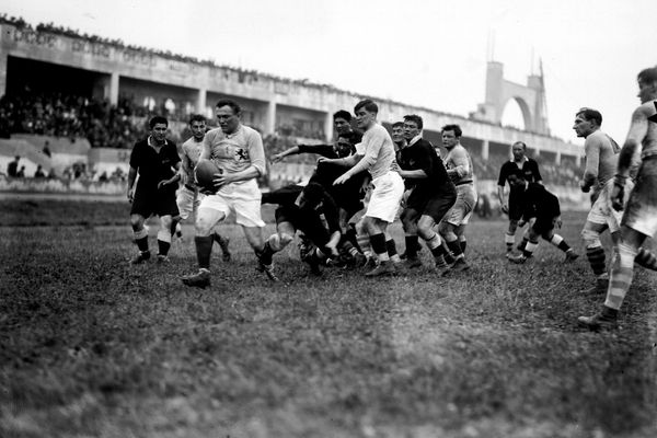 Tirée des Archives municipales de Lyon, cette photo d'une rencontre de rugby au Stade de Gerland date des années 1940.