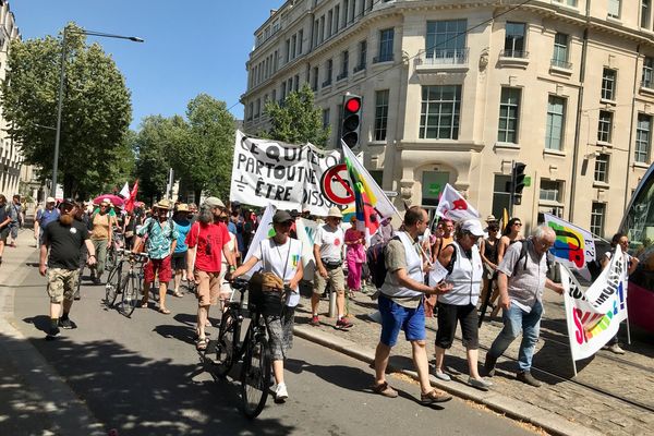 La marche rassemble environ 150 personnes dans les rues de Dijon