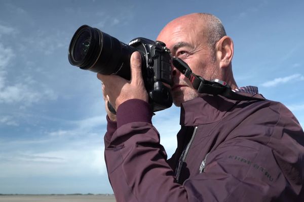 Depuis 25 ans, Robin sillonne la planète pour photographier les plus grandes stars du monde et revient régulièrement à Cayeux-sur-Mer en baie de Somme où il a grandi.