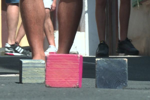 Des cubes de bois pour jouer au boules dans les rues escarpées de Cagnes-sur-Mer lors du championnat du monde les 19 et 20 août 2023.