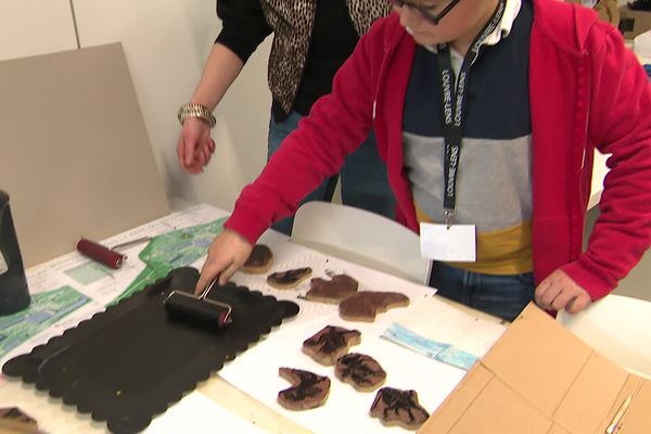 Gustave découvre au Musée du Louvre Lens, de nouvelles techniques pour dessiner.