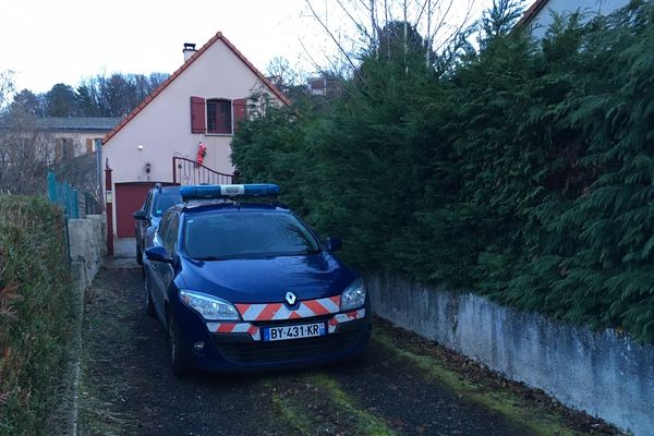 L’autopsie du corps de la femme qui a été tuée à Durtol, dans le Puy-de-Dôme, mercredi 26 décembre, a été réalisée jeudi. Les résultats confirment qu’elle a été victime de plusieurs coups de couteau au cou. Des examens complémentaires doivent être faits. 
