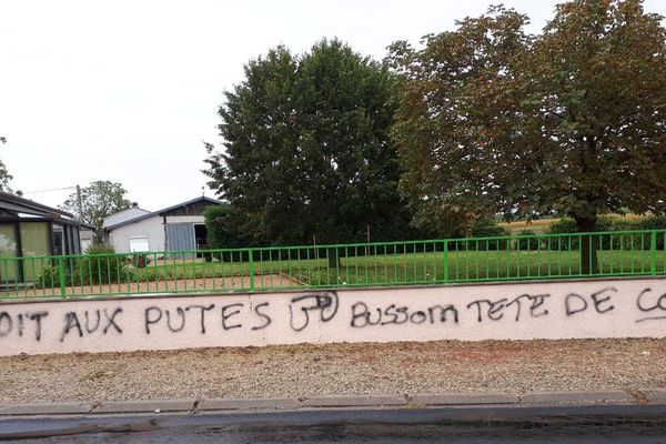 La propriété du maire de Saint-André-le-Coq, dans le Puy-de-Dôme, a été recouverte de tags injurieux début octobre.