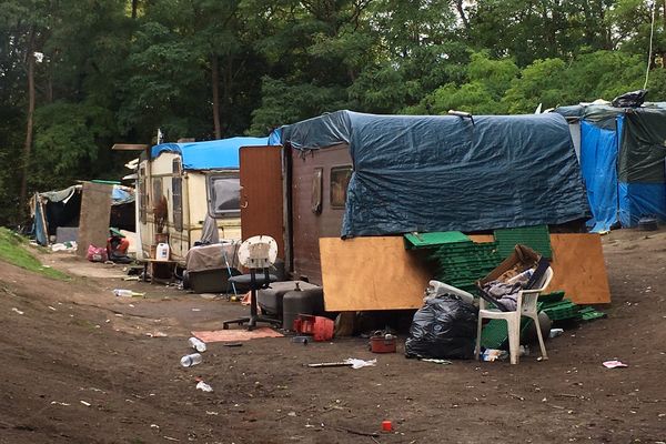 Il restait quelques caravanes ce matin, dans le camp déserté de Pont-Royal. 