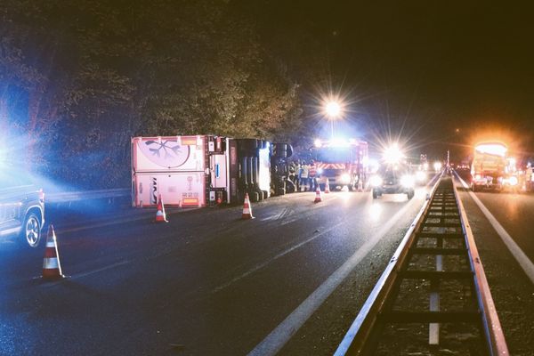 Le camion a traversé les voies de l'autoroute A64 entre Tarbes et Toulouse avant de finir sa course, couché sur le flanc.