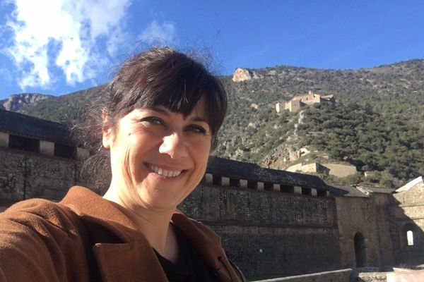 Elsa Panadès devant les remparts de Villefranche-de-Conflent.