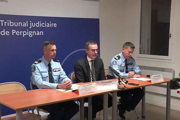 Jean-David Cavaillé, procureur de la république de Perpignan est revenu au cours d 'un point presse sur le meurtre d'Hélène-Sanchez Parra, à Sournia dans les Pyrénées-Orientales. Il a salué le travail des gendarmes dans la résolution de l'enquête. Stéphane Buoniconti, le mari de la victime a été mis en examen pour meurtre sur conjoint. L'affaire avait commencé avec la disparition inquiétante de la mère de famille en juin 2017.