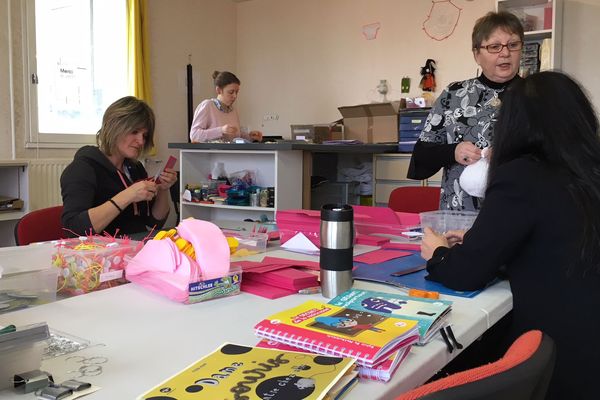 Bénévoles et salariées travaillent à la fabrication des livres pour enfants malvoyants ou aveugles dans l’atelier de l’association à Beaubreuil.