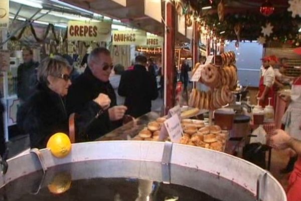 Tee-shirt ou manches retroussées ce dimanche chez les exposants du marché de Noël de Strasbourg 