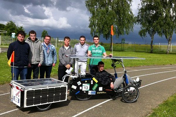 Les élèves du lycée Jehan-de-Beauce à Chartres avec leur vélo solaire. 