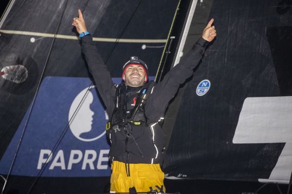 Corentin Horeau vainqueur de la 54e édition de la Solitaire du Figaro Paprec, à son arrivée à Piriac-sur-Mer, Loire-Atlantique, le 14 septembre 2023