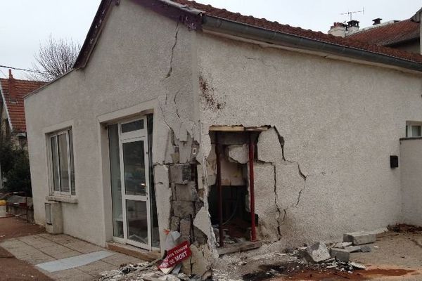 Un pavillon qui a été percuté par une auto, route de Dijon, menace de s’écrouler. 