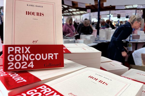 Très attendu à la foire du livre de Brive, Kamel Daoud, fraîchement proclamé lauréat du Prix Goncourt pour son livre "Houris". L'un des 400 écrivains et écrivaines présents pour la rencontre avec les lecteurs.