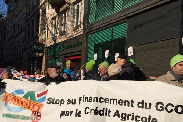 Les militants anti-GCO se sont rassemblés devant une agence du Crédit Agricole, ce samedi matin, pour appeler au boycott de la banque qui participe au financement du projet autoroutier