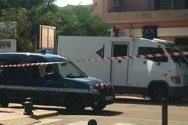 L'attaque s'est déroulée alors que le véhicule était arrêté devant une agence du Crédit lyonnais dans la rue principale de Propriano 