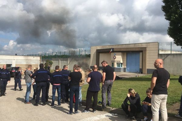 Une soixantaine de surveillants a bloqué l'entrée au centre de détention de Villenauxe-la-Grande (Aube), ce 15 juin 2018.