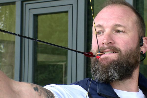 Guillaume Toucoullet utilise un mordant en cuir. Dans le haut-niveau, rares sont les archers à tirer à la bouche.