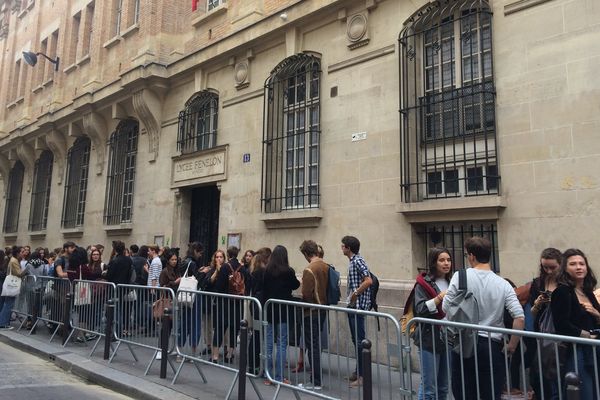 Les élèves font leur rentrée au lycée Fénelon, à Paris, le 4 septembre 2017.