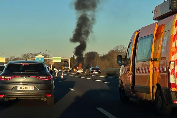 La voiture en feu sur la bande d'arrêt d'urgence de la rocade de Toulouse à la sortie Ponts Jumeaux.