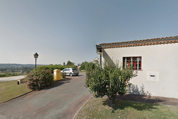 La mairie de Douzillac, en Dordogne. Photo d'illustration 