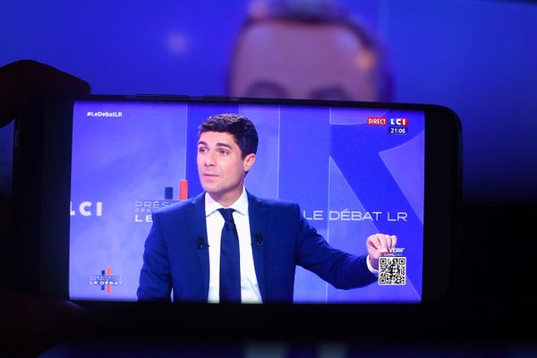 Le député de la première circonscription du Lot Aurélien Pradié lors d'un débat télévisé le 21 novembre 2022. Il est en lice pour la présidence du parti de droite, Les Républicains.