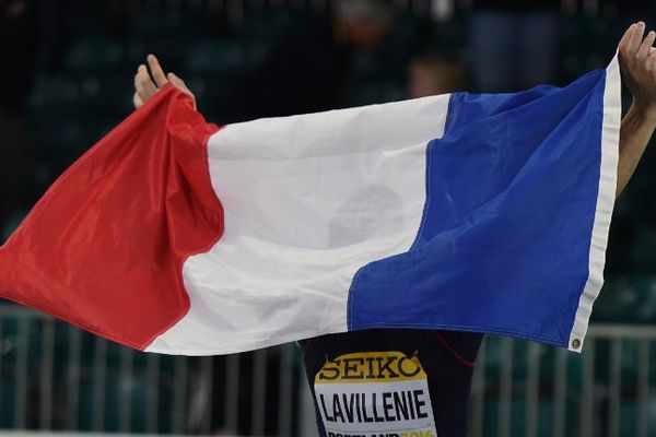 Renaud Lavillenie porte fièrement le drapeau Français à Portland  le 17 mars 2016. Le champion surveille ses rivaux et marque son territoire avant les Jeux Olympiques de Rio.